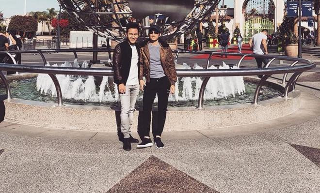 Con trai đăng ảnh du lịch với nghệ sĩ Hoài Linh ở Mỹ