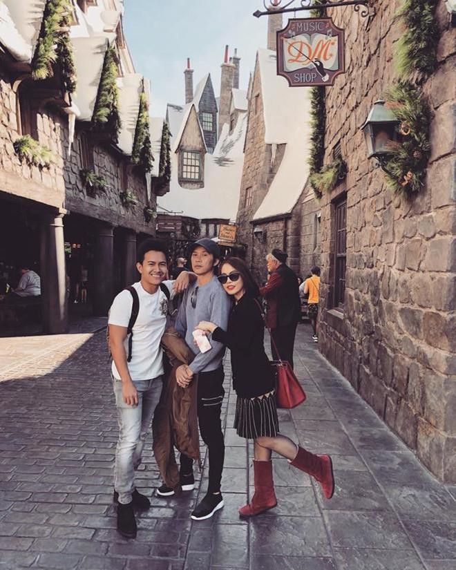 Con trai đăng ảnh du lịch với nghệ sĩ Hoài Linh ở Mỹ