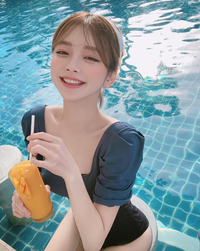 Hot girl Hàn nổi tiếng với gương mặt ngây thơ, thân hình nóng bỏng