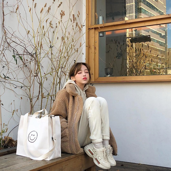 Hot girl Hàn nổi tiếng với gương mặt ngây thơ, thân hình nóng bỏng