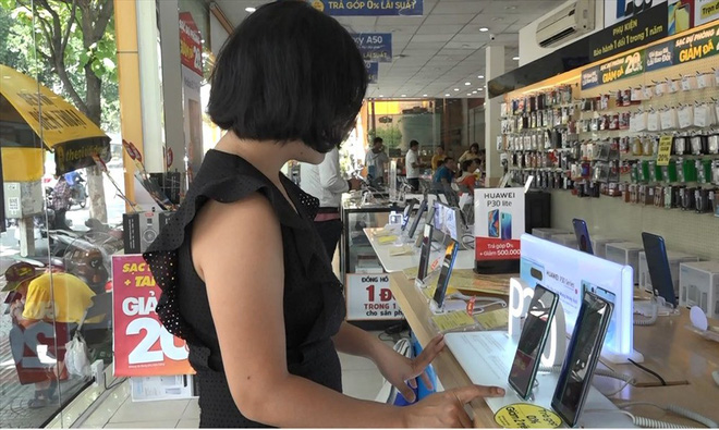 Người dùng bán cắt lỗ điện thoại Huawei, nhà phân phối khuyến mại khủng
