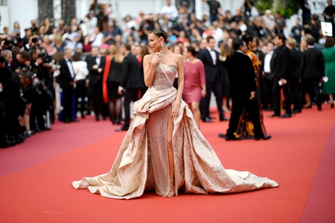 Váy quá khổ được ưa chuộng ở Cannes 2019