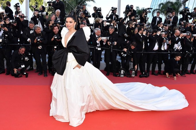Váy quá khổ được ưa chuộng ở Cannes 2019