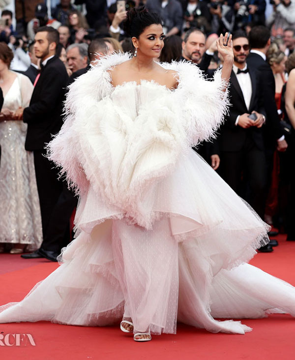 Váy quá khổ được ưa chuộng ở Cannes 2019