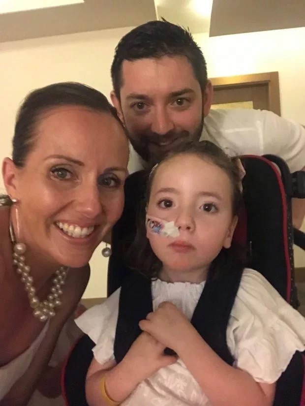 Cùng mắc căn bệnh quái ác, bé 7 tuổi tự nguyện nhường em gái điều trị trước khiến người mẹ tan nát trái tim