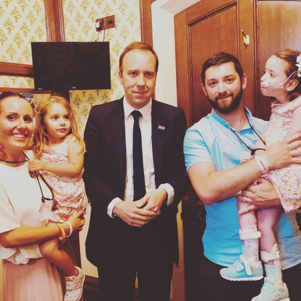 Cùng mắc căn bệnh quái ác, bé 7 tuổi tự nguyện nhường em gái điều trị trước khiến người mẹ tan nát trái tim