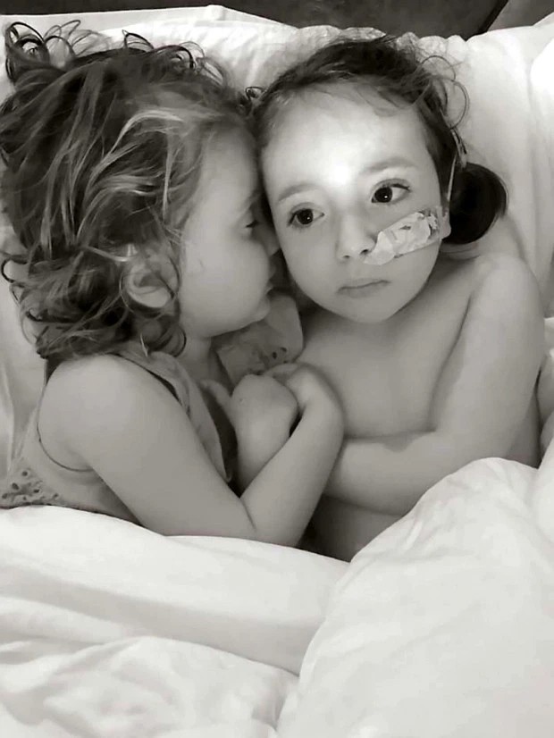 Cùng mắc căn bệnh quái ác, bé 7 tuổi tự nguyện nhường em gái điều trị trước khiến người mẹ tan nát trái tim