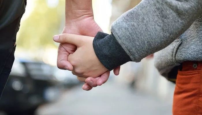 Bị cười nhạo vì gương mặt lấm lem trong cuộc họp phụ huynh, người cha mù chữ gây chấn động chỉ với vài câu nói