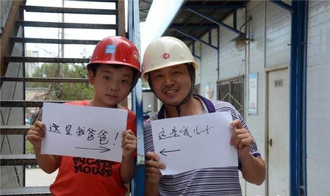 Bị cười nhạo vì gương mặt lấm lem trong cuộc họp phụ huynh, người cha mù chữ gây chấn động chỉ với vài câu nói