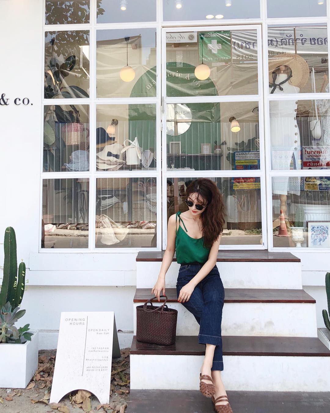 Chị em hãy ghim ngay 5 kiểu áo xinh xắn và mát rượi này để chấp hết mọi đợt nắng nóng kinh hoàng