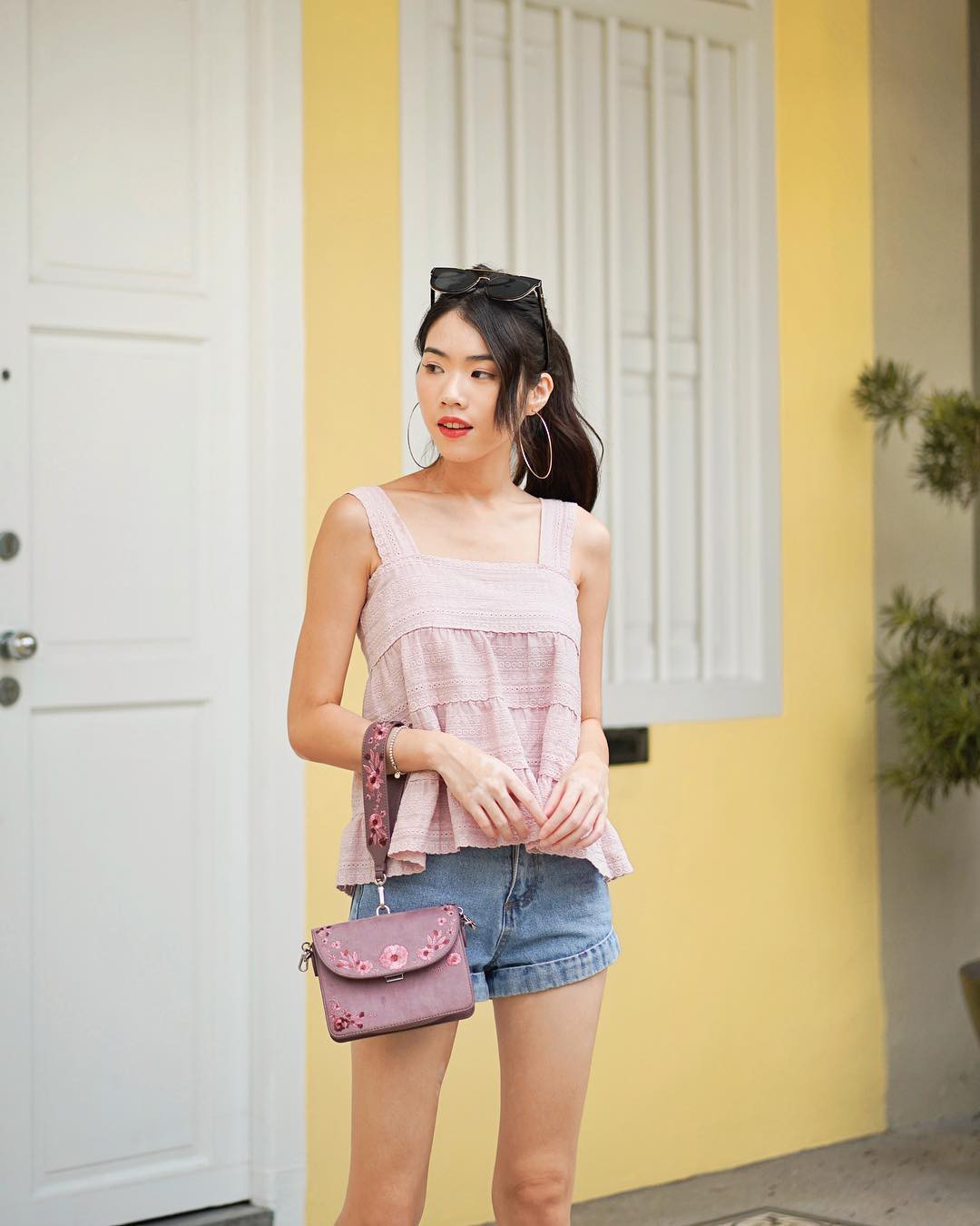 Chị em hãy ghim ngay 5 kiểu áo xinh xắn và mát rượi này để chấp hết mọi đợt nắng nóng kinh hoàng