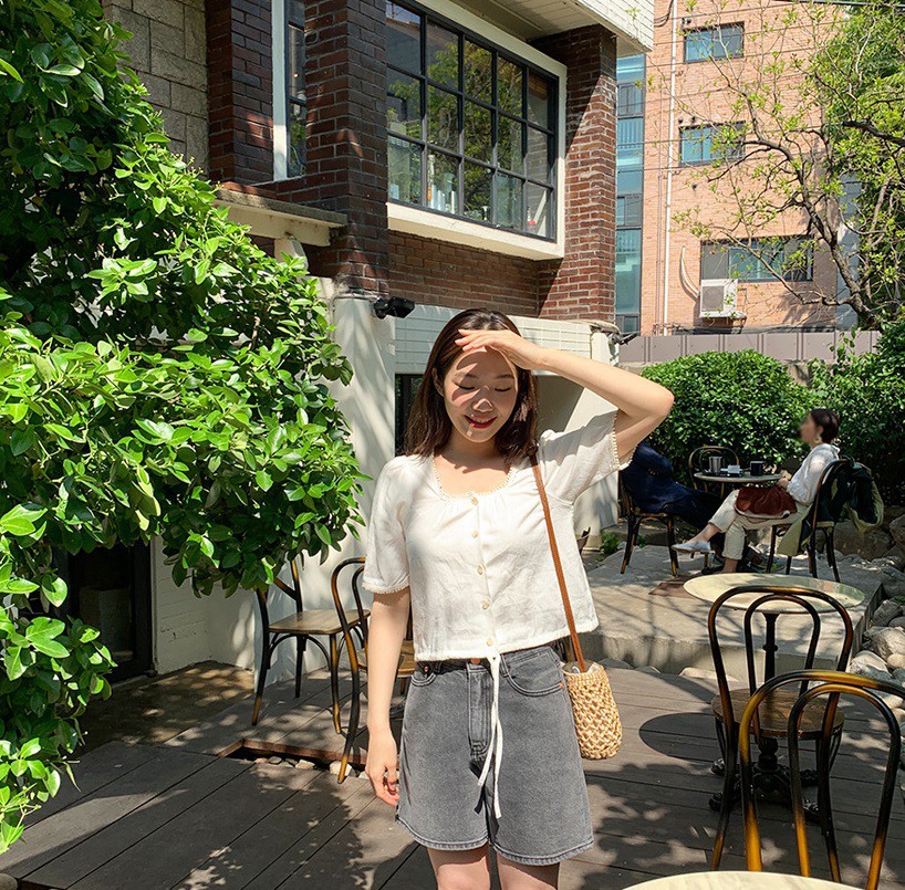 Chị em hãy ghim ngay 5 kiểu áo xinh xắn và mát rượi này để chấp hết mọi đợt nắng nóng kinh hoàng