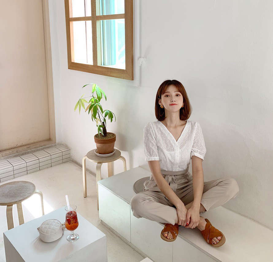 Chị em hãy ghim ngay 5 kiểu áo xinh xắn và mát rượi này để chấp hết mọi đợt nắng nóng kinh hoàng