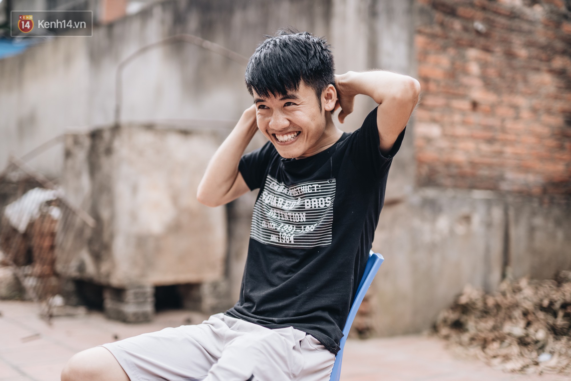 Cậu con trai đáng yêu đứng sau những clip triệu view của bà Tân Vê Lốc: Mong các bạn không dùng lời lẽ khó nghe nói về mẹ mình