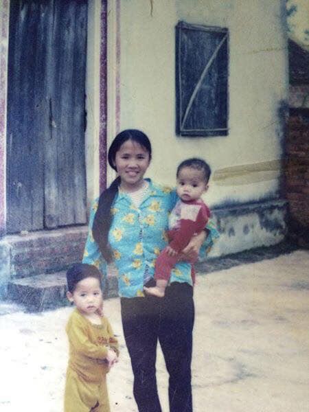 Cậu con trai đáng yêu đứng sau những clip triệu view của bà Tân Vê Lốc: Mong các bạn không dùng lời lẽ khó nghe nói về mẹ mình