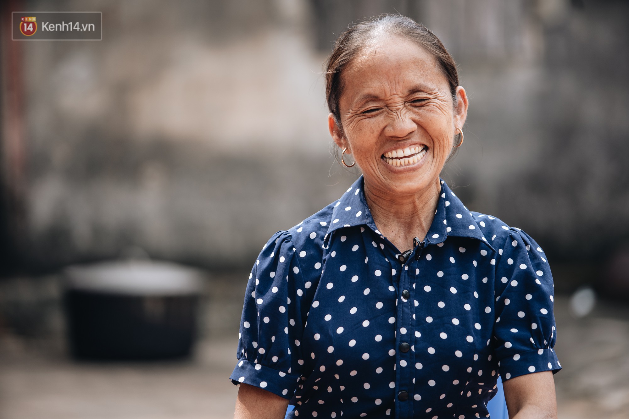 Cậu con trai đáng yêu đứng sau những clip triệu view của bà Tân Vê Lốc: Mong các bạn không dùng lời lẽ khó nghe nói về mẹ mình