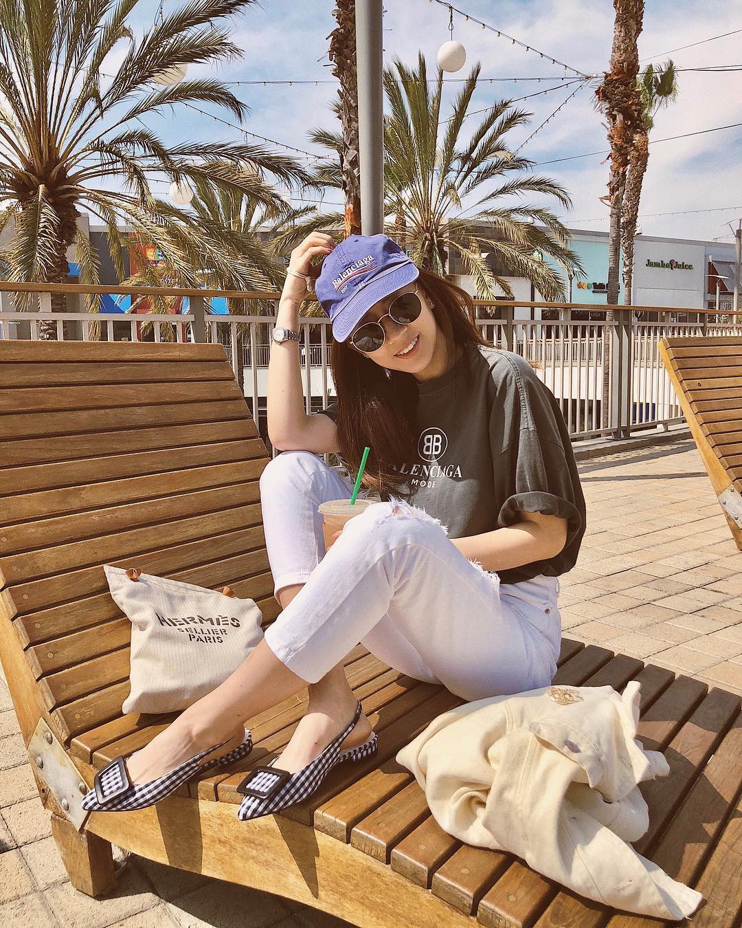 Bảo chứng cho vẻ sành điệu là combo áo phông – quần jeans với 15 ý tưởng diện mãi không biết chán này