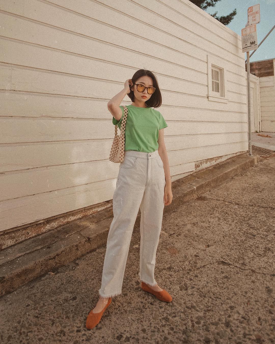 Bảo chứng cho vẻ sành điệu là combo áo phông – quần jeans với 15 ý tưởng diện mãi không biết chán này