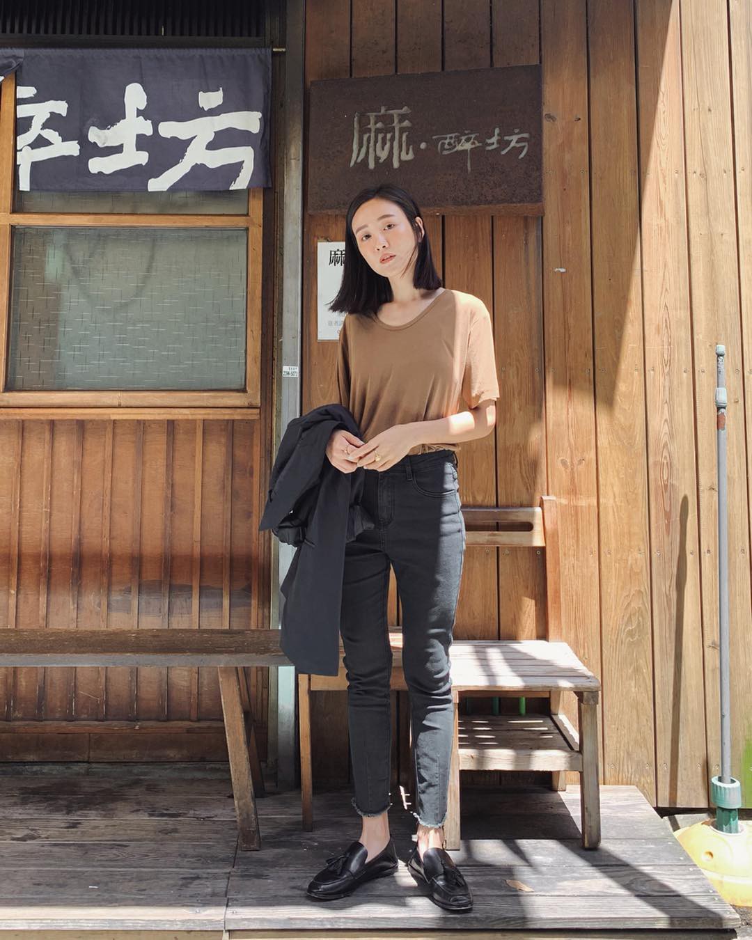 Bảo chứng cho vẻ sành điệu là combo áo phông – quần jeans với 15 ý tưởng diện mãi không biết chán này