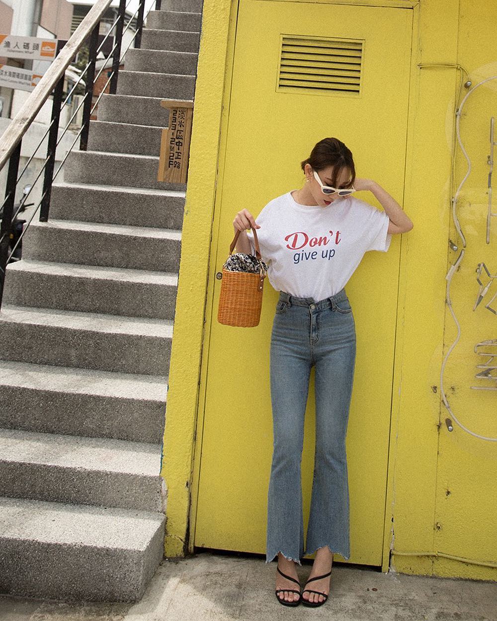 Bảo chứng cho vẻ sành điệu là combo áo phông – quần jeans với 15 ý tưởng diện mãi không biết chán này