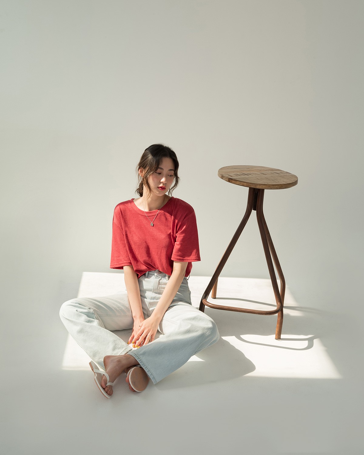 Bảo chứng cho vẻ sành điệu là combo áo phông – quần jeans với 15 ý tưởng diện mãi không biết chán này