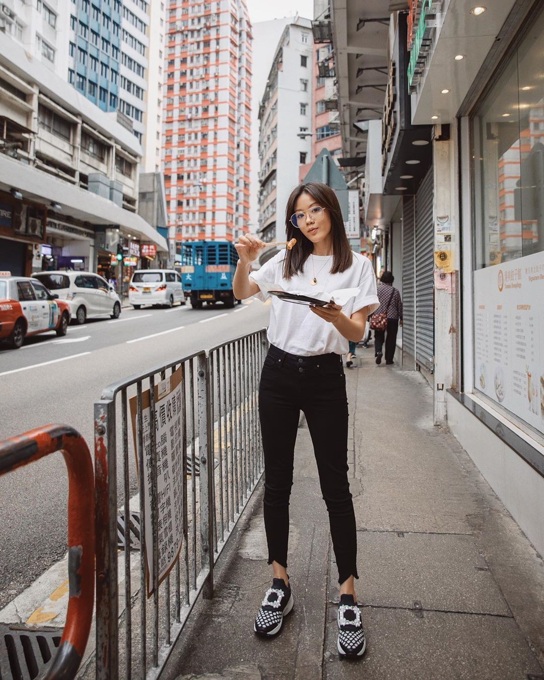 Bảo chứng cho vẻ sành điệu là combo áo phông – quần jeans với 15 ý tưởng diện mãi không biết chán này