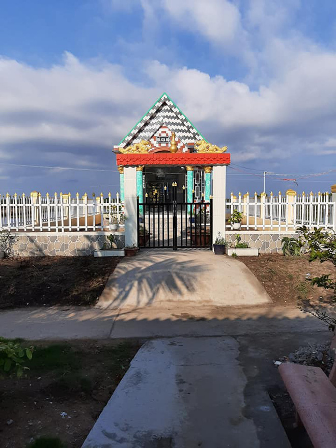 Ngôi nhà mộ đầy đủ tiện nghi khiến dân mạng xôn xao và nỗi lòng cậu con trai muốn chuộc lỗi với người mẹ quá cố