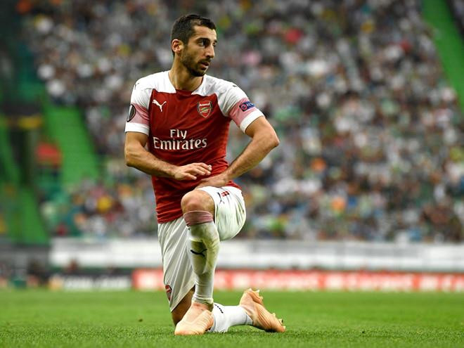 CĐV Arsenal bị cảnh sát chặn lại vì mặc áo in tên Mkhitaryan