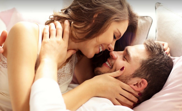 Nửa đêm tỉnh giấc, tôi sửng sốt trước hành động quái đản của chồng ngay trên giường cưới