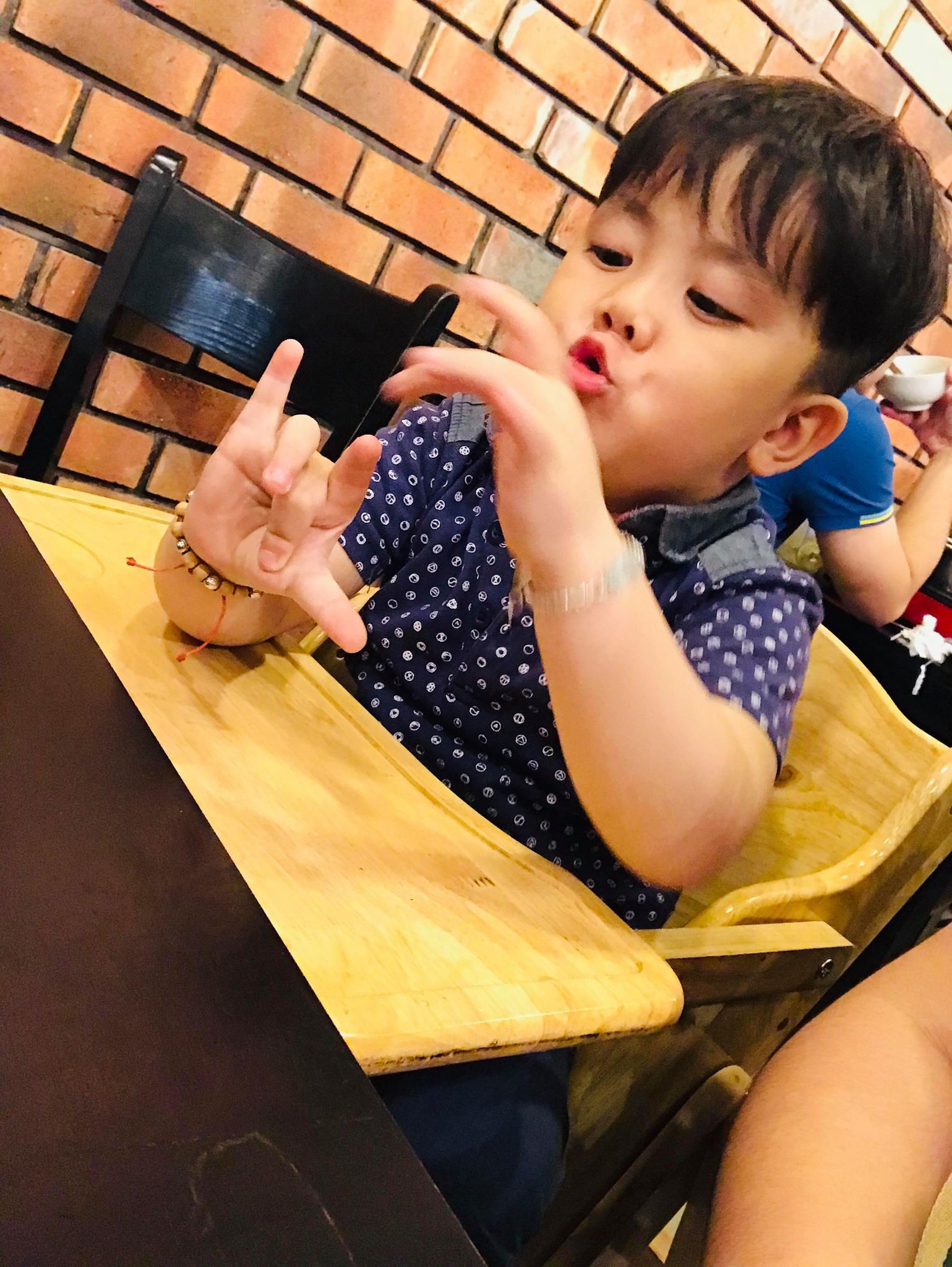 Soái ca 4 tuổi đẹp trai hết nấc lại còn nội trợ đảm đang khiến các mẹ giành nhau nhận con rể