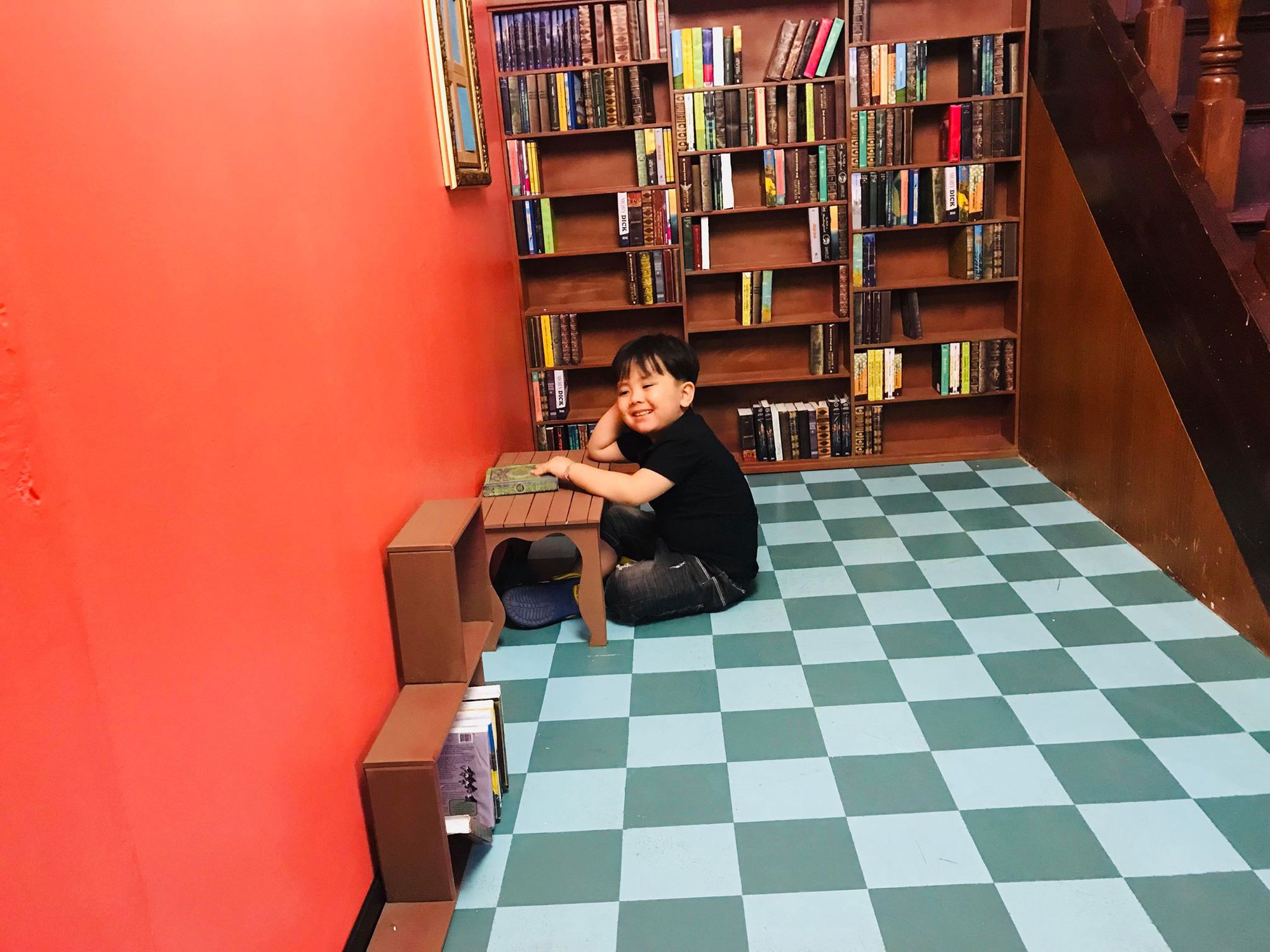 Soái ca 4 tuổi đẹp trai hết nấc lại còn nội trợ đảm đang khiến các mẹ giành nhau nhận con rể