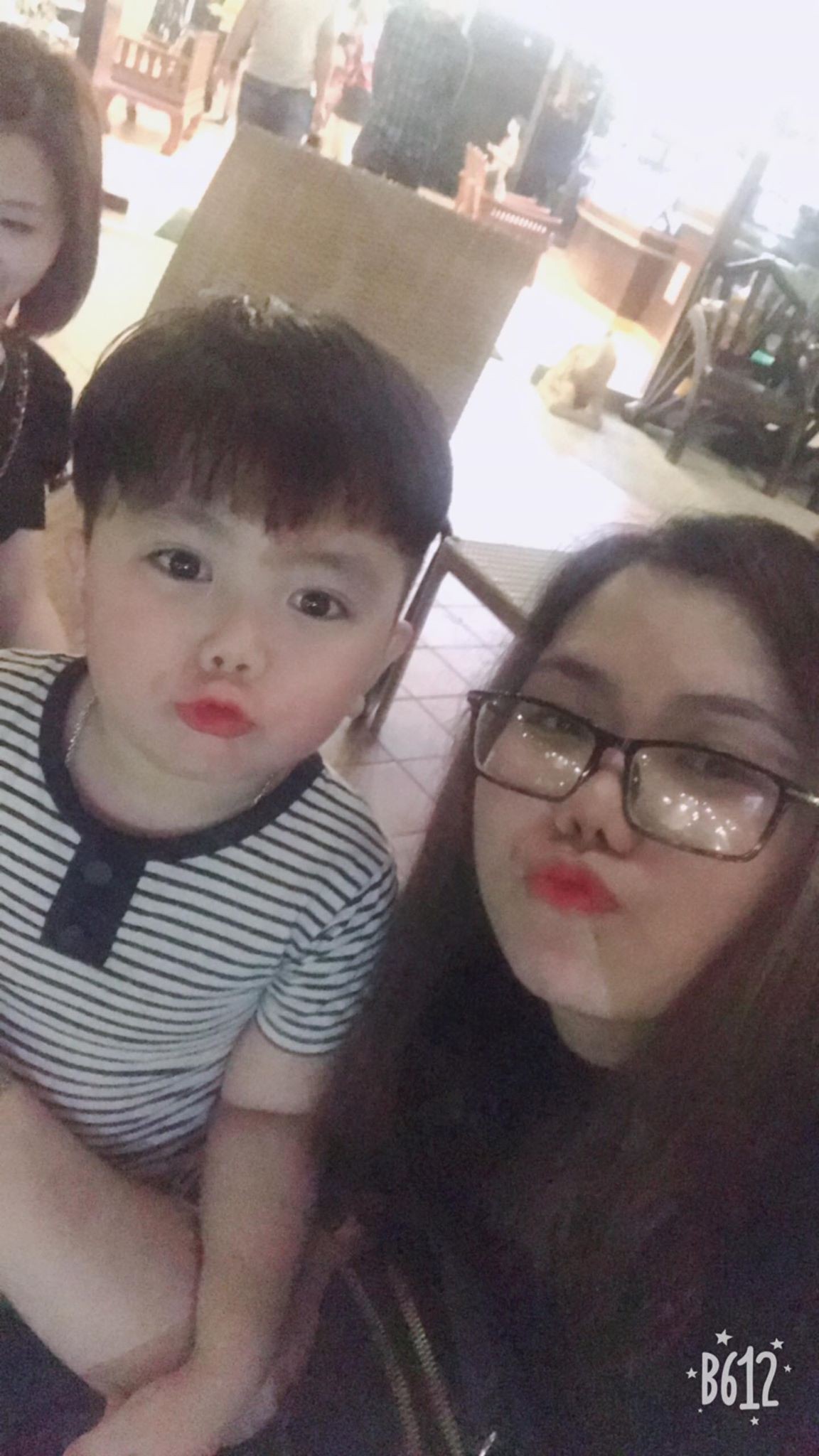 Soái ca 4 tuổi đẹp trai hết nấc lại còn nội trợ đảm đang khiến các mẹ giành nhau nhận con rể