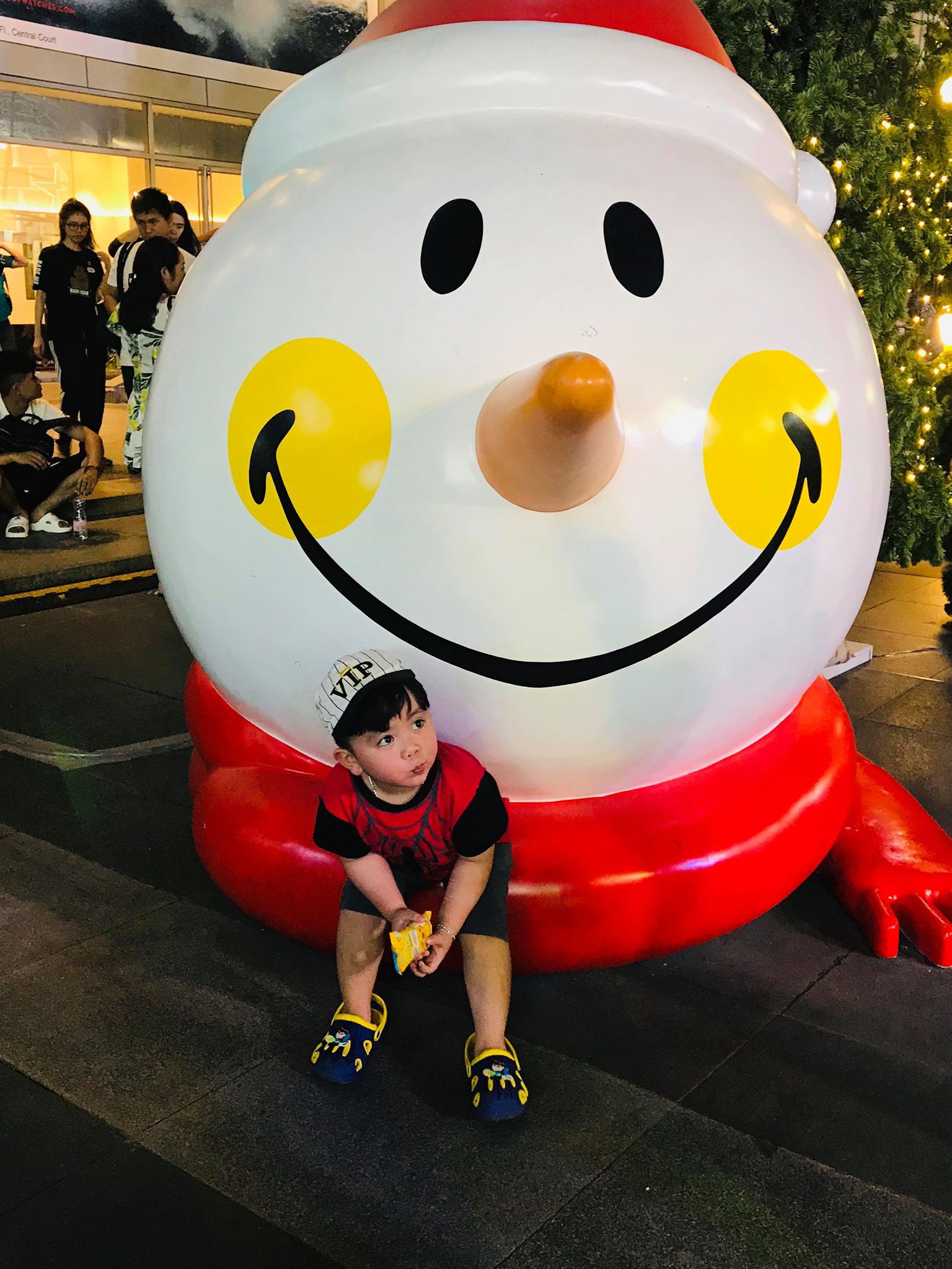 Soái ca 4 tuổi đẹp trai hết nấc lại còn nội trợ đảm đang khiến các mẹ giành nhau nhận con rể