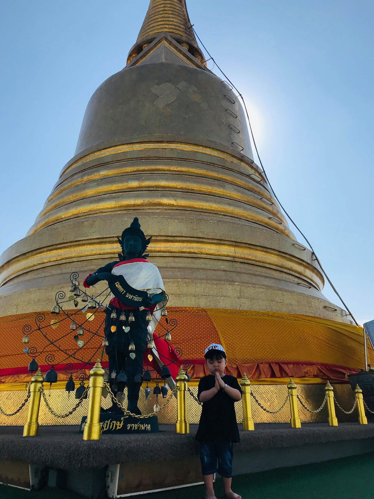 Soái ca 4 tuổi đẹp trai hết nấc lại còn nội trợ đảm đang khiến các mẹ giành nhau nhận con rể