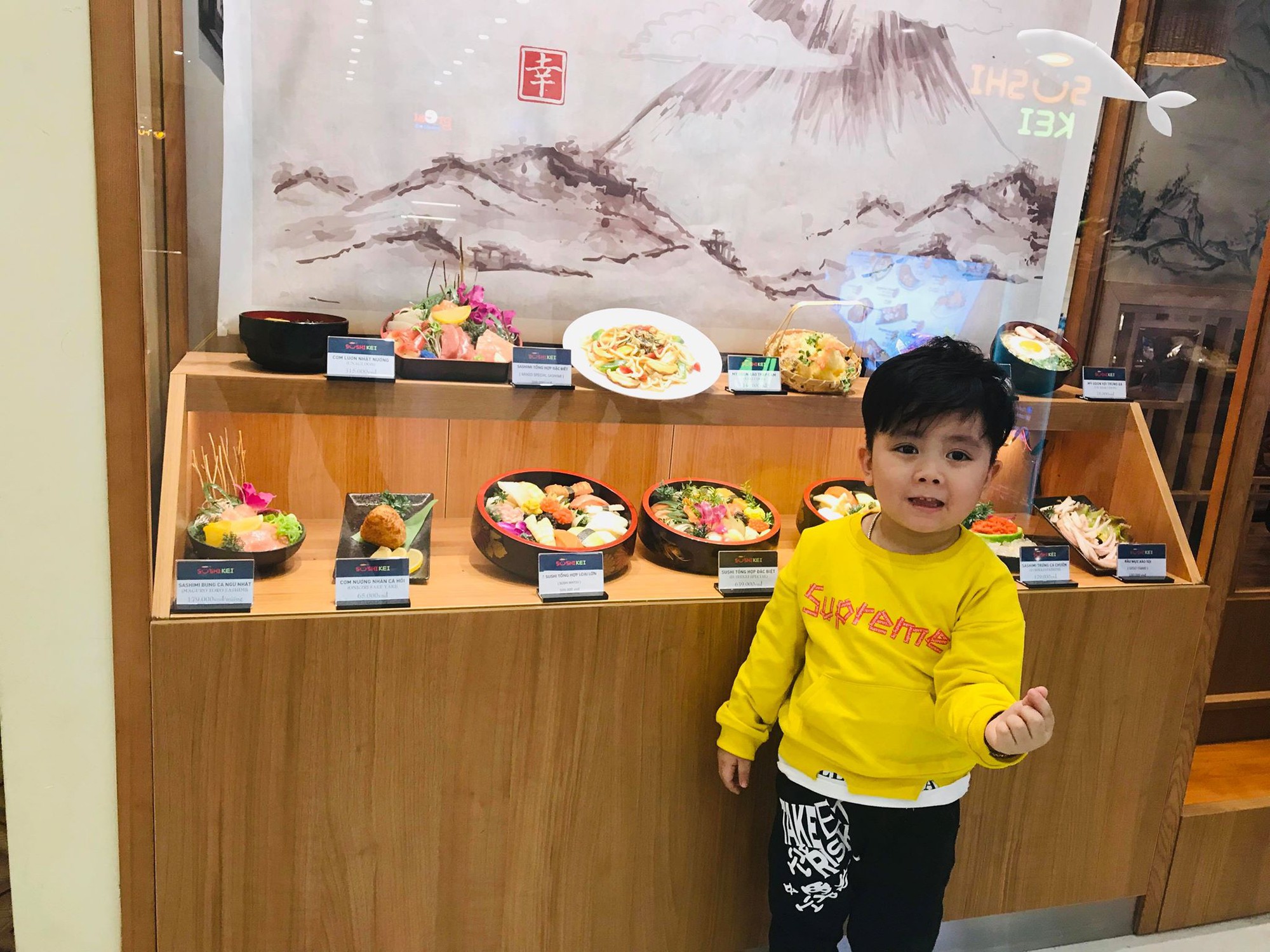 Soái ca 4 tuổi đẹp trai hết nấc lại còn nội trợ đảm đang khiến các mẹ giành nhau nhận con rể