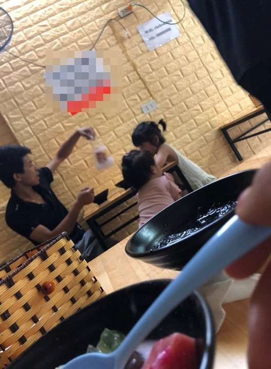 Ông chồng quốc dân nháy mắt được lòng phụ nữ toàn thế giới chỉ vì dắt 2 con đi ăn chè cho vợ ngủ ngon Ông chồng quốc dân nháy mắt được lòng phụ nữ toàn thế giới chỉ vì dắt 2 con đi ăn chè cho vợ ngủ ngon