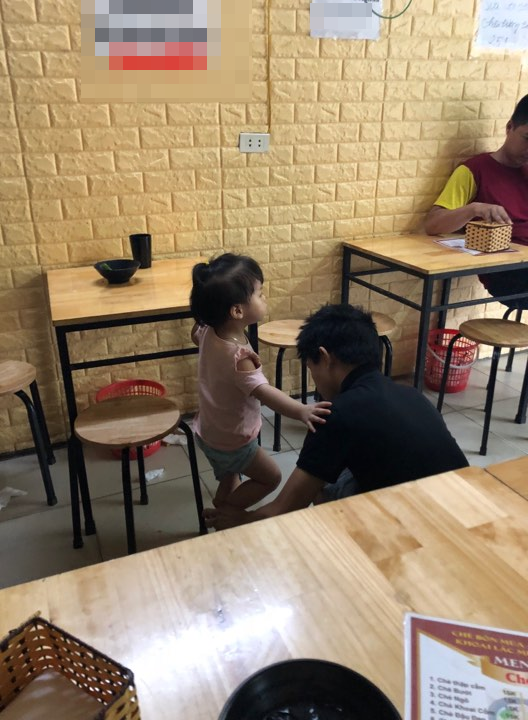 Ông chồng quốc dân nháy mắt được lòng phụ nữ toàn thế giới chỉ vì dắt 2 con đi ăn chè cho vợ ngủ ngon Ông chồng quốc dân nháy mắt được lòng phụ nữ toàn thế giới chỉ vì dắt 2 con đi ăn chè cho vợ ngủ ngon