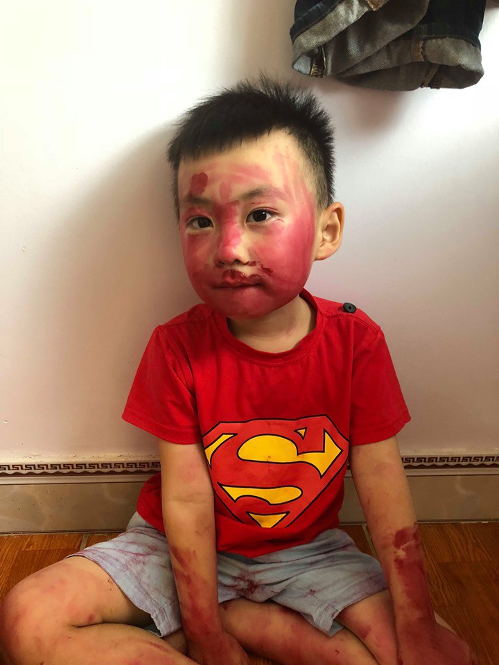 Chỉ mới rời mắt 5 phút để đi dọn nhà, mẹ trẻ khóc thét khi thấy cảnh tượng do 2 con gây ra