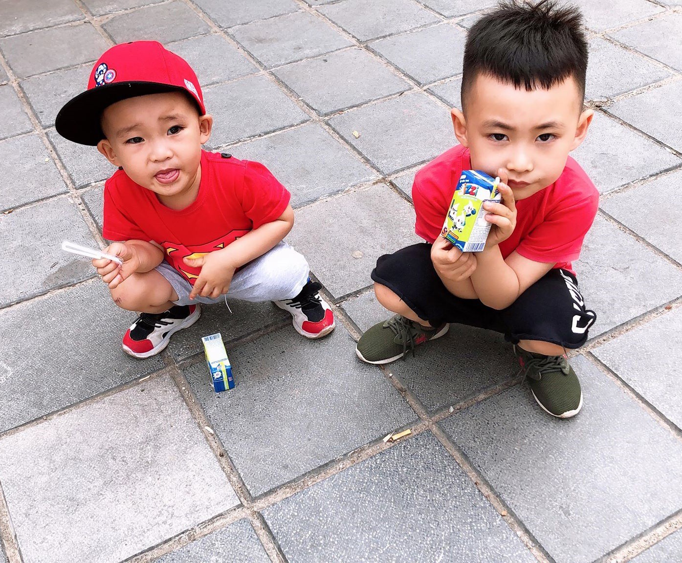 Chỉ mới rời mắt 5 phút để đi dọn nhà, mẹ trẻ khóc thét khi thấy cảnh tượng do 2 con gây ra