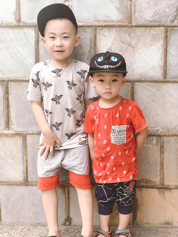 Chỉ mới rời mắt 5 phút để đi dọn nhà, mẹ trẻ khóc thét khi thấy cảnh tượng do 2 con gây ra