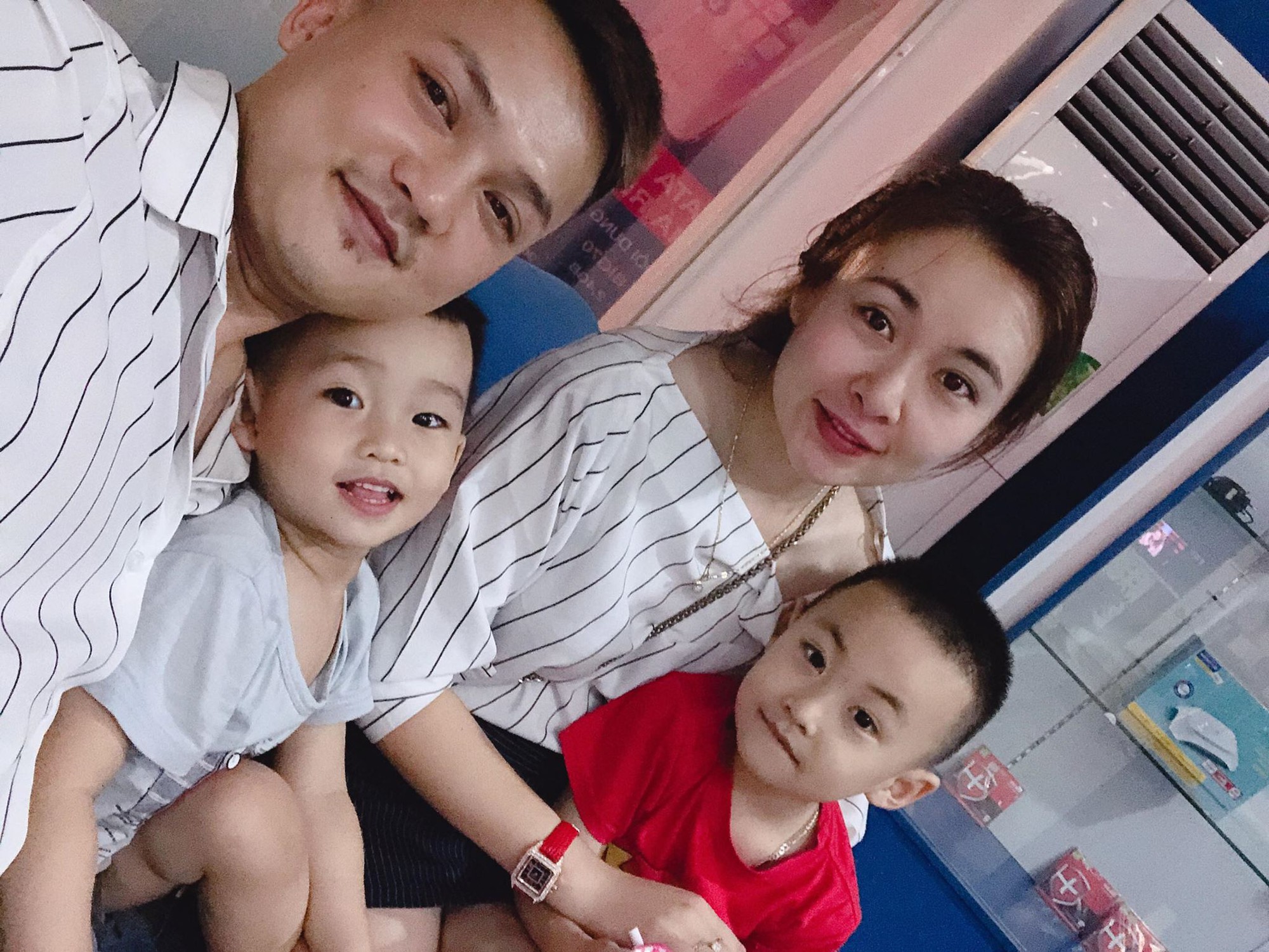 Chỉ mới rời mắt 5 phút để đi dọn nhà, mẹ trẻ khóc thét khi thấy cảnh tượng do 2 con gây ra