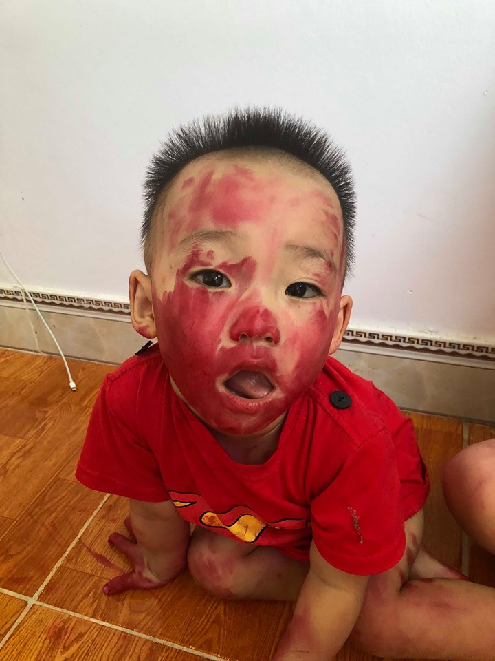 Chỉ mới rời mắt 5 phút để đi dọn nhà, mẹ trẻ khóc thét khi thấy cảnh tượng do 2 con gây ra