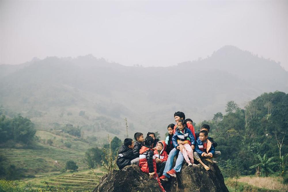 Nửa năm sau đăng quang, Miss Universe Catriona Gray bất ngờ bị chê bai kém cả HHen Niê