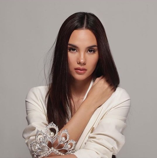 Nửa năm sau đăng quang, Miss Universe Catriona Gray bất ngờ bị chê bai kém cả HHen Niê