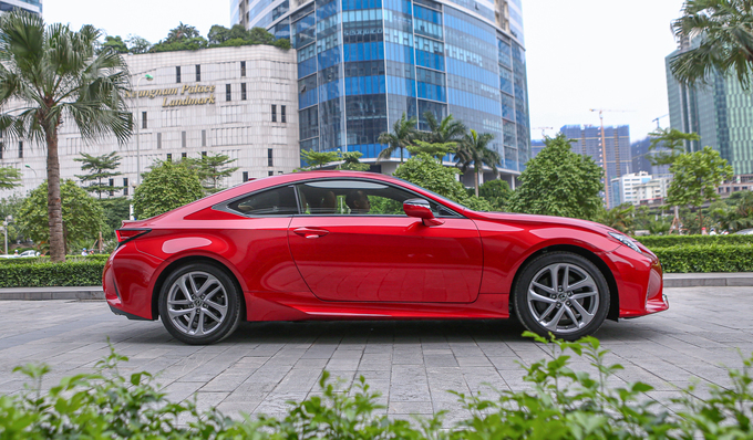 Lexus RC300 giá 3,3 tỷ - coupe thể thao cho khách hàng trẻ