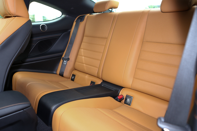 Lexus RC300 giá 3,3 tỷ - coupe thể thao cho khách hàng trẻ