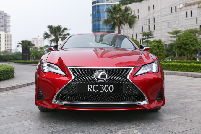 Lexus RC300 giá 3,3 tỷ - coupe thể thao cho khách hàng trẻ