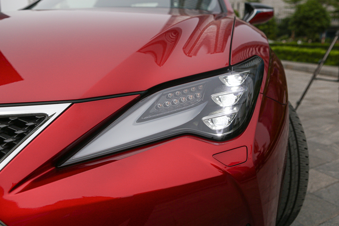 Lexus RC300 giá 3,3 tỷ - coupe thể thao cho khách hàng trẻ