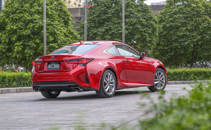 Lexus RC300 giá 3,3 tỷ - coupe thể thao cho khách hàng trẻ
