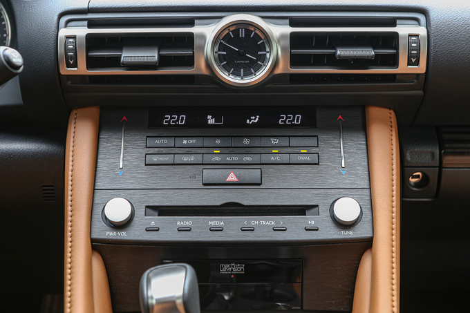 Lexus RC300 giá 3,3 tỷ - coupe thể thao cho khách hàng trẻ